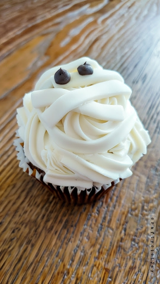 Halloween Cupcake Ideas: Easy Treats for a Hauntingly Good Time 16 Halloween Cupcake Ideas 23